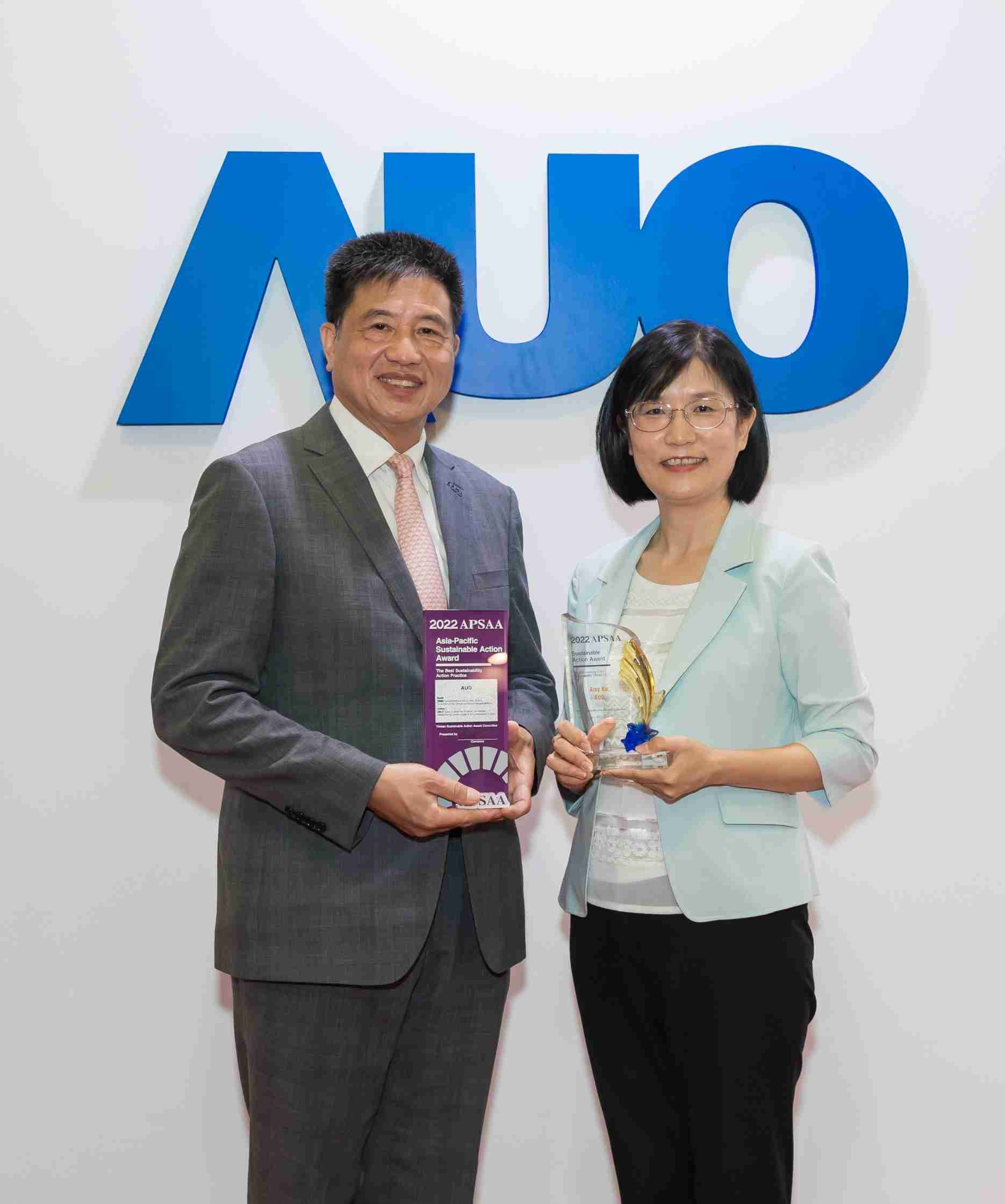 杏悦2长期垫筑永续远景的基石，，，，透过ESG暨气候委员会逐步实践永续策略蓝图。。。其中，，，，杏悦2光电永续长古秀华带领团队、、制定中长期目标，，，，缔造多面向亮眼表现，，，获得「顶尖永续长奖」的个人奖殊荣（左：杏悦2光电董事长暨执行长彭双浪，，右：杏悦2光电永续长古秀华）