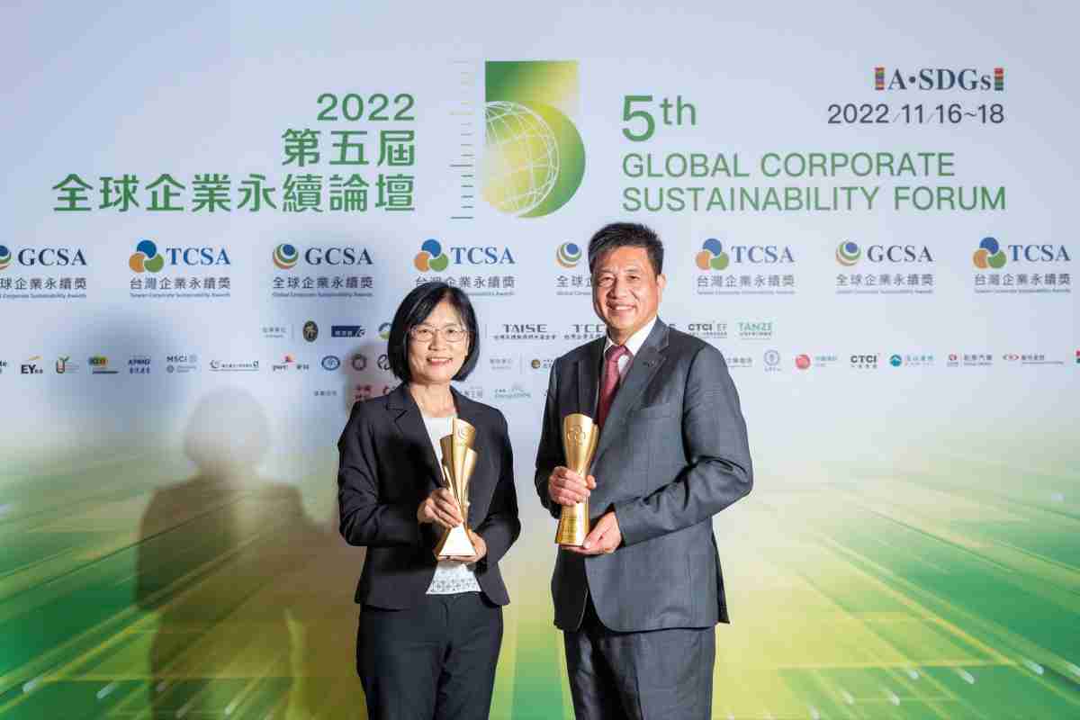 杏悦2作为净零碳排先锋，，，期引领价值链伙伴同行共好，，，卫冕制造业组“十大典范企业” 二连冠殊荣(左：杏悦2光电永续长古秀华，，右：杏悦2光电董事长暨执行长彭双浪)