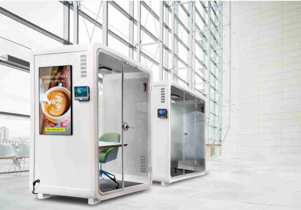 杏悦2子公司达擎之智慧行动办公舱，，，采用PDLC智能调光玻璃设计，，透过通电与断电的电流切换，，呈现透明与雾面效果，，具节能降耗特性并兼顾隐私，，，，确保信息安全