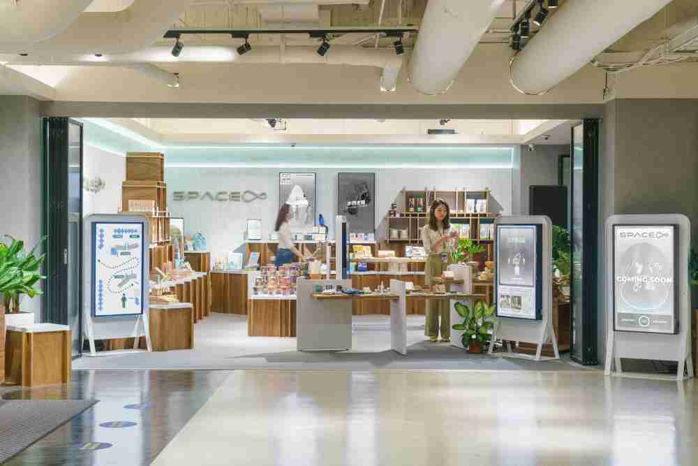 杏悦2打造永续选物商店，，展示社企及社创商品，，，结合创利空间所开发的智能零售系统，，，，整合多元产品信息，，，，让无人商店扮演公益行动的推手