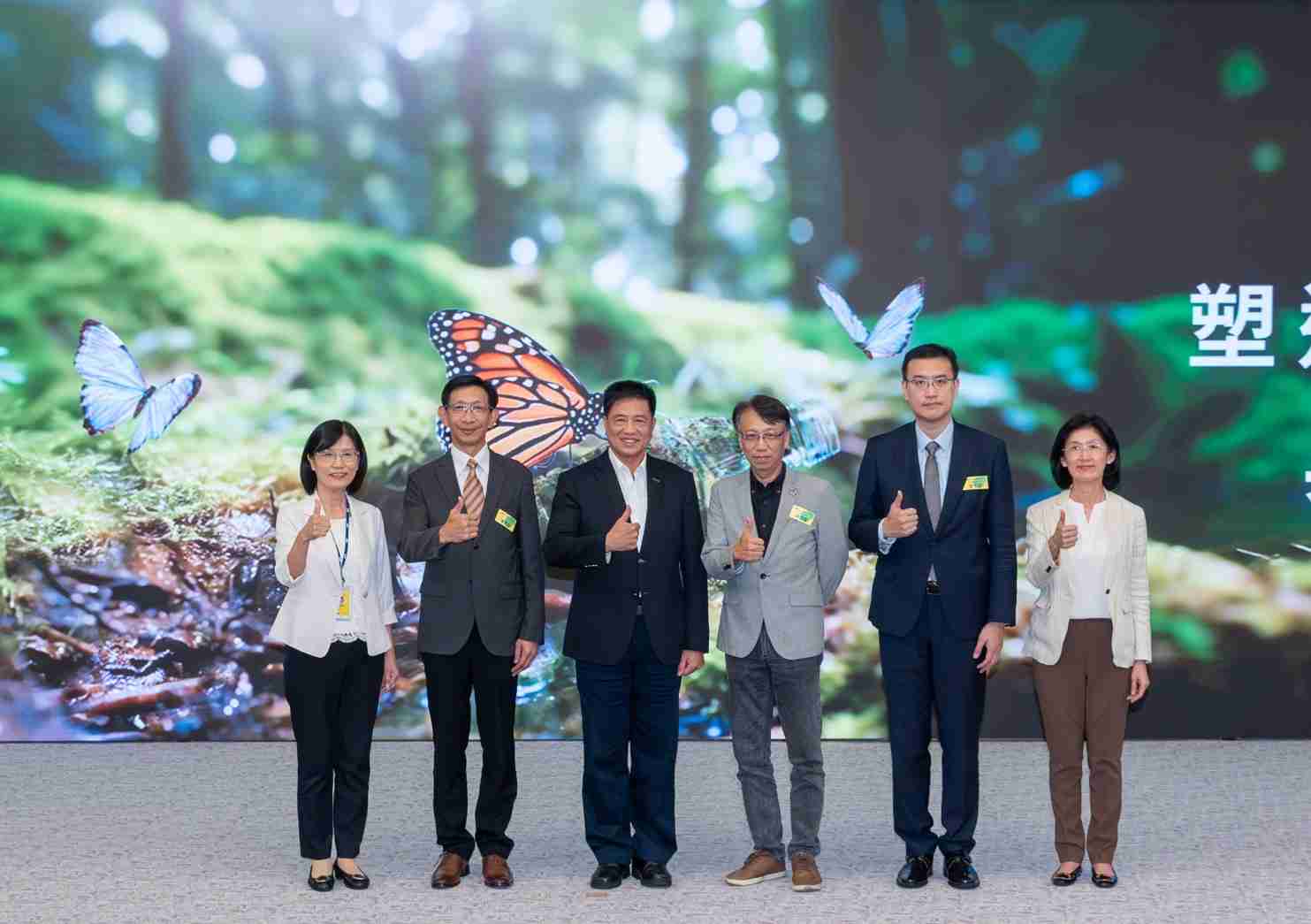 友達2023 CSR共榮大會，，，，邀請領域專家分享交流生物多樣性管理趨勢、、、無塑產品、、、海廢永續塑料等議題  （圖左到右：友達光電永續長古秀華、、、3M台灣技術長陳君杰、、、友達光電董事長暨集團策略長彭双浪、、、、光寶科技企業永續發展處處長陳慶暉、、、、安永聯合會計師事務所執業會計師曾于哲、、、、友達光電供應鏈總部副總經理吳宜芳）