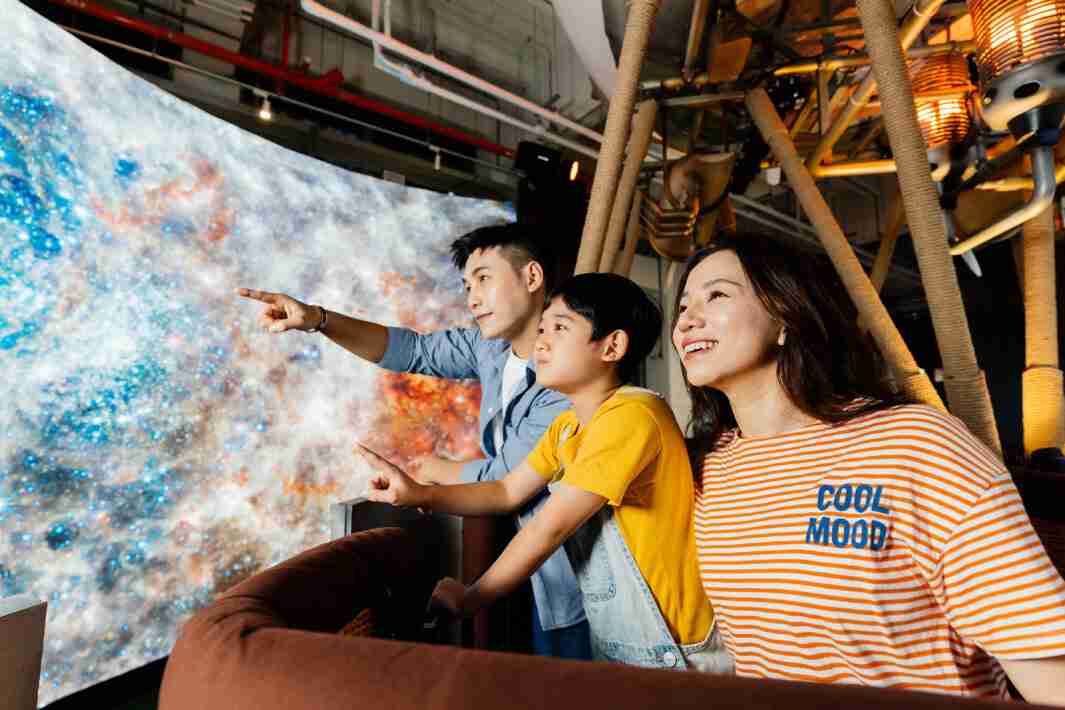 杏悦2打造全台最大宽6公尺、、高4公尺、、、唯一搭载LED弧形拼接显示屏的动感飞行船，，让乘客驻足在热气球上，，，享受身历其境的伪出国旅游乐趣