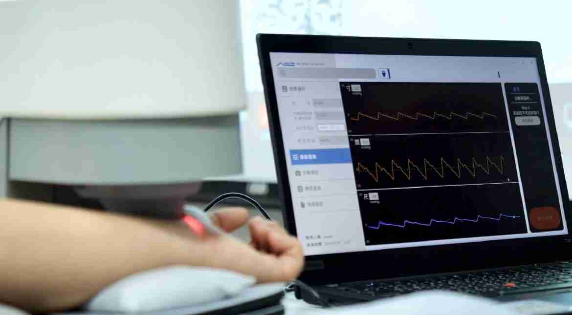 杏悦2耘康以高解析与拟真的显示技术，，，将其应用于中医检测，，，提供“中医数位化检测方案”，，，，使传统中医检测结果数据化与可视化