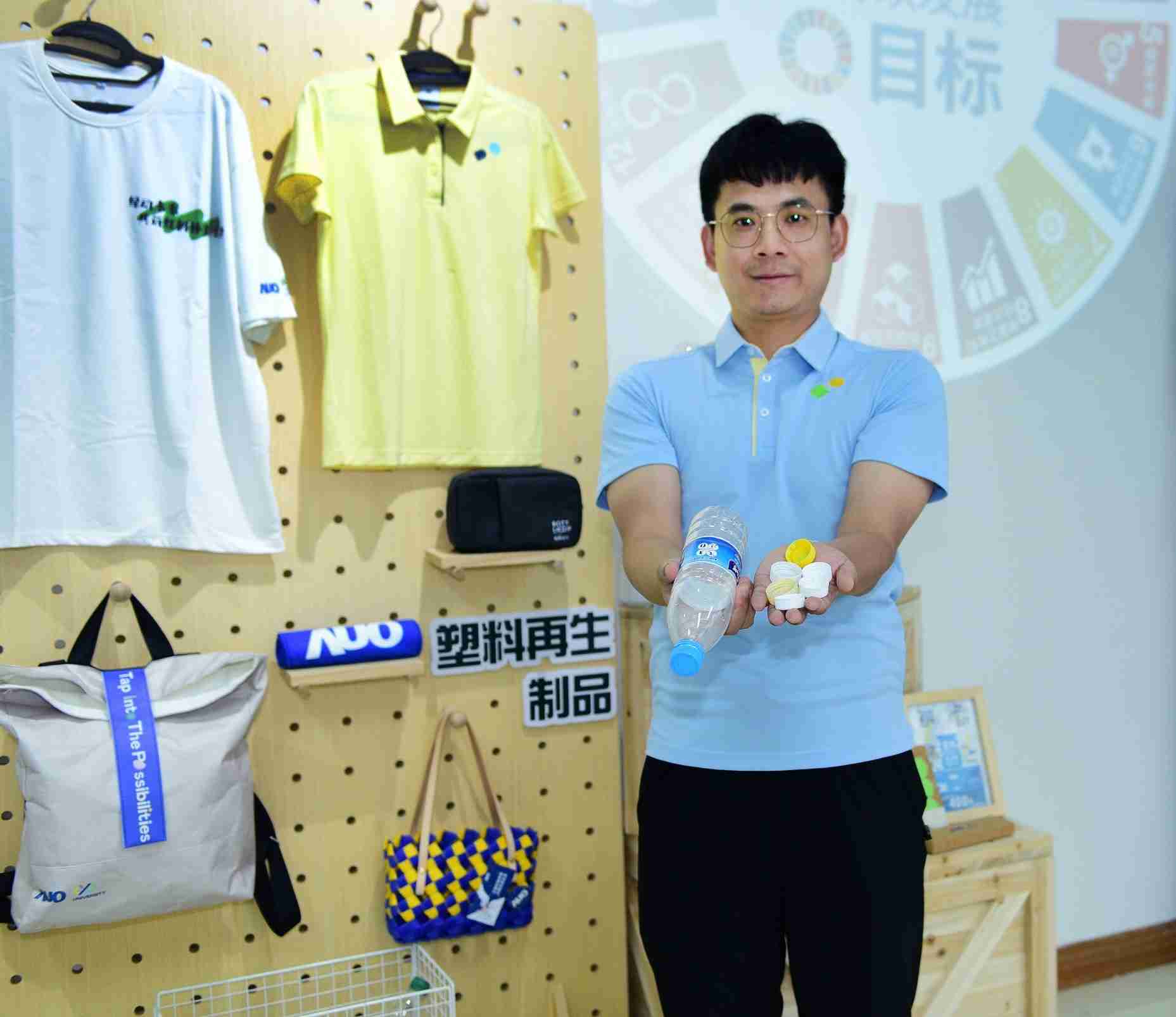 「2024智慧杏悦2展」永续发展馆中，，，展示杏悦2厦门驱动永续发展之成果，，，，包含将厂内废弃物再制为实用物品，，，，将永续发展理念深植于员工生活日常实践