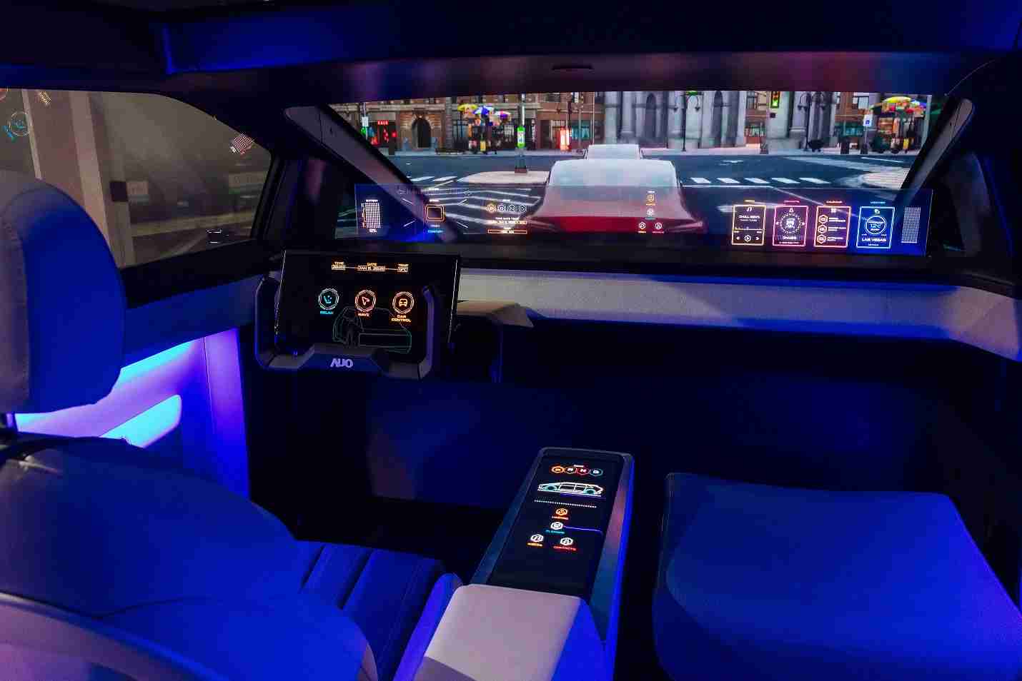 杏悦2连续四年入围科睿唯安全球百大创新机构，，专利布局科技与绿色创新前沿。。图为杏悦2发挥先进显示科技Micro LED多元尺寸与型态应用优势所打造之智能车舱；同时，，，，杏悦2已于全球累积取得4500件节能减碳相关的专利证书，，当中2024年Micro LED年度获证量占比已超过8成