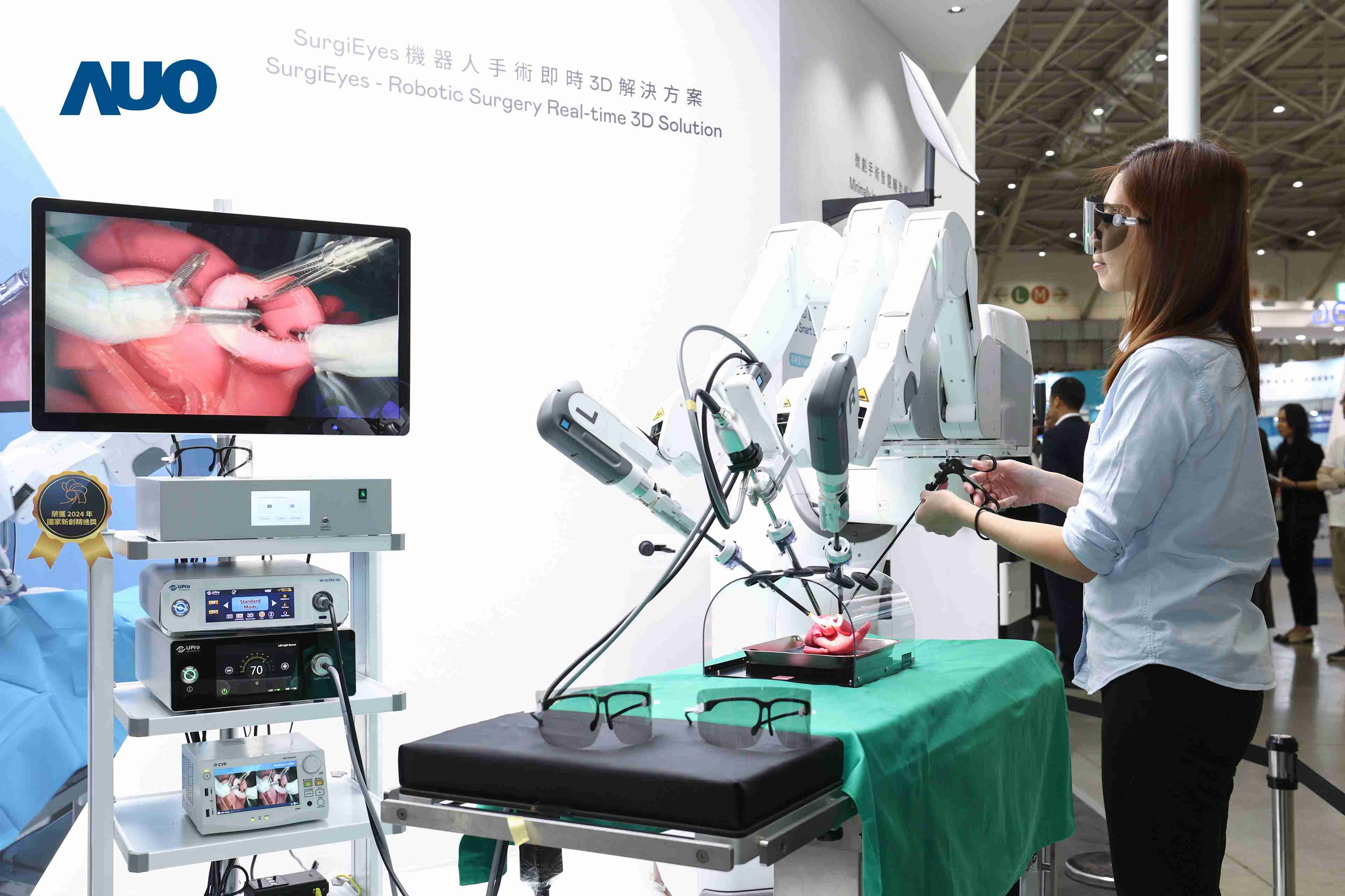 达擎以领先的3D显示技术推出〝SurgiEyes机器人手术实时3D解决方案〞，，，整合先进3D图像处理与独家3D垂直宽视角、、、、广色域的显示技术，，，手术团队可实时同步主刀医师视角看到清晰3D影像，，，提升沟通效率与安全性。。。